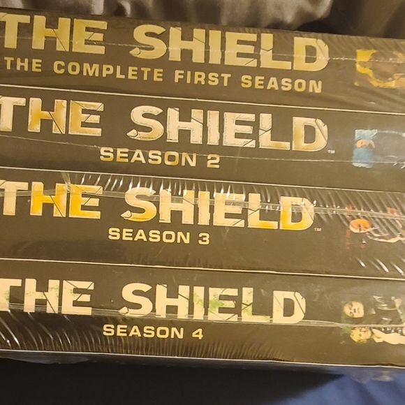 The Shield Box set Brandnew & Sealed. Seasons 1,2,3,4 complete Boxset - Picture 4 of 12